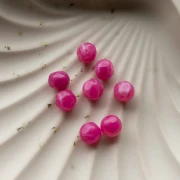 Cuentas redondas irregulares facetadas de 8 mm, de resina translúcida, color rosa fucsia marmolado, x8