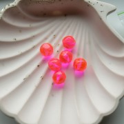 Cuentas redondas irregulares facetadas de 10 mm de resina transparente - Rosa fluorescente x6