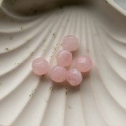 Cuentas redondas irregulares facetadas de 10 mm, de resina translúcida rosa claro veteada, x6