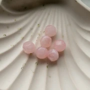 Cuentas redondas irregulares facetadas de 10 mm, de resina translúcida rosa claro veteada, x6