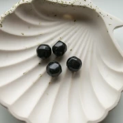 Cuentas redondas irregulares facetadas de 10 mm, de resina opaca - Negro con purpurina x6