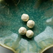 Cuentas redondas irregulares facetadas de 12 mm de resina opaca - Color crudo x4