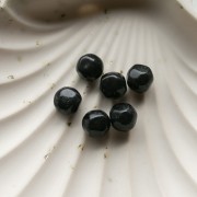 Cuentas redondas irregulares facetadas de 12 mm de resina opaca - Negro con purpurina x4