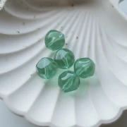 Cuentas facetadas redondas irregulares de 14 mm en resina transparente - Verde musgo x1