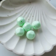 Cuentas de resina opacas facetadas irregulares redondas de 14 mm - Verde pastel x1