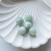 Cuenta redonda irregular facetada de 14 mm de resina translúcida - Verde salvia veteado