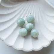 Cuenta redonda irregular facetada de 14 mm de resina translúcida - Verde salvia veteado