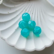 Cuenta redonda irregular facetada de 14 mm de resina translúcida - Azul caribe x1