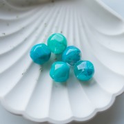 Cuenta redonda irregular facetada de 14 mm de resina translúcida - Turquesa veteada