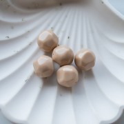 Cuentas de resina opacas facetadas irregulares redondas de 14 mm - Beige x1
