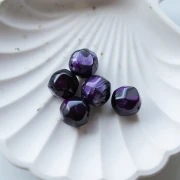 Cuenta redonda irregular facetada de 14 mm, de resina translúcida - Berenjena veteada