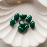 Cuentas irregulares 13.5x9mm en resina opaca - Verde oscuro con purpurina Dorado x8
