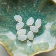 Cuentas irregulares 13.5x9 mm en resina transparente - Opalo blanco x8