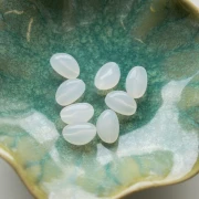 Cuentas irregulares 13.5x9 mm en resina transparente - Opalo blanco x8