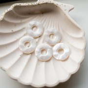 Colgante donut de resina 21 mm - Blanco nacarado x1