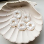 Colgante donut de resina 21 mm - Blanco nacarado x1