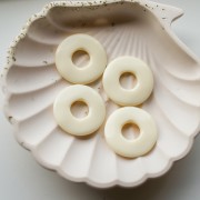 Colgante donut de resina 28 mm - Crudo x1
