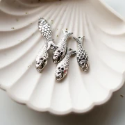 Distanciador pez resina 27x9 mm - Plata x1