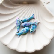 Colgante pez 27x9 mm en resina - Azul jaspeado - Mangenta - Verde fluorescente x1
