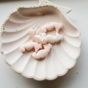 Cuenta caballito de mar de resina 29x15 mm - Beige rosa jaspeado x1