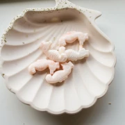 Cuenta caballito de mar de resina 29x15 mm - Beige rosa jaspeado x1