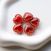 Cuenta de corazón de 17,5 mm con mini bolas de resina transparente - Rojo - Dorado x1