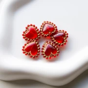 Cuenta de corazón de 17,5 mm con mini bolas de resina transparente - Rojo - Dorado x1