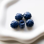 Cuentas redondas trabajadas 18 mm en resina opaca - Azul oscuro x1