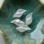 Cuenta con forma de concha de 27 x 15 mm de resina opaca - Blanco nacarado x1