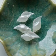 Cuenta con forma de concha de 27 x 15 mm de resina opaca - Blanco nacarado x1