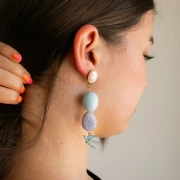 Cuenta con forma de oliva de 21 x 17 mm de resina opaca - Efecto marmolado azul claro x1