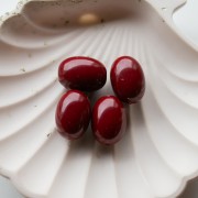 Cuenta con forma de oliva de 21 x 15 mm de resina opaca - Burdeos x1