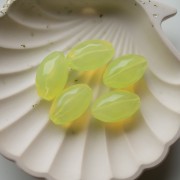 Cuenta con forma de oliva irregular martillada 24x15 mm en resina transparente - Amarillo pálido x1