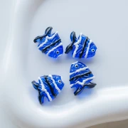 Cuenta pez de vidrio 22x19 mm - Azul oscuro - Negro - Blanco x1
