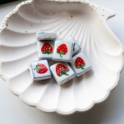 Cuenta cuadrada de cerámica 16 mm - Motivo fresa - Blanco - Rojo x1