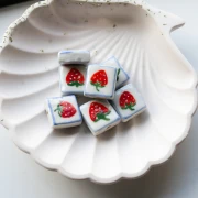 Cuenta cuadrada de cerámica 16 mm - Motivo fresa - Blanco - Rojo x1