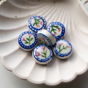 Cuenta cerámica redonda plana 19 mm - flores - Blanco - Azul x1
