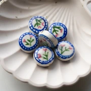 Cuenta cerámica redonda plana 19 mm - flores - Blanco - Azul x1