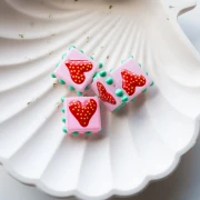 Cuenta de vidrio cuadrada de 17 mm con bolitas - Corazón - Rosa - Rojo x1