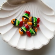 Cuenta pez de vidrio 21x13 mm - Rayada - Naranja - Verde - Roja x1