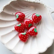 Cuenta corazón acrílico 17x18 mm - Motivo fresa - Rojo x1