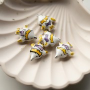 Cuenta pez cerámica 18x21 mm - Blanco - Amarillo x1