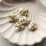 Cuenta pez cerámica 18x21 mm - Blanco - Amarillo x1