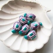 Cuenta pez de cerámica 23x16 mm - motivo rayado - Violeta - Turquesa x1