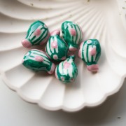 Cuenta pez de cerámica 23x16 mm - motivo rayas - Verde - Rosa x1