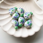Cuenta pez de cerámica 23x16 mm - motivo rayado - Verde - Azul - Blanco x1