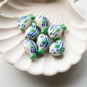 Cuenta pez de cerámica 23x16 mm - motivo rayado - Verde - Azul - Blanco x1
