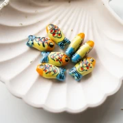 Cuenta pez de cerámica 21x11 mm - Amarillo - Naranja - Azul x1