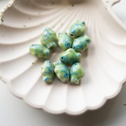 Cuenta pez de cerámica 16x13 mm - Verde claro - Azul x1