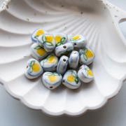Cuenta de cerámica corazón 12x14 mm - Motivo limón - Blanco - Amarillo x1